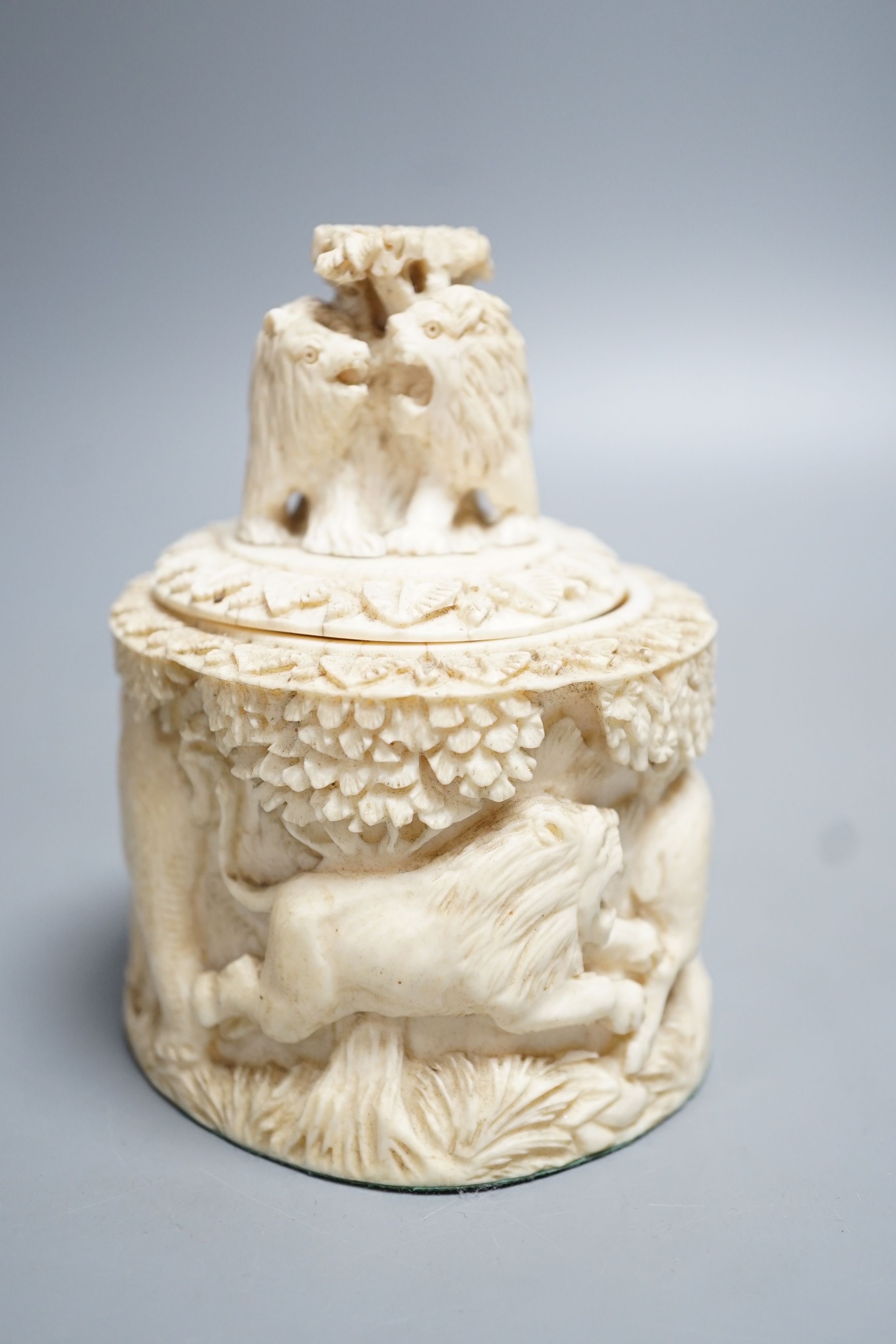 An early 20th century Indian carved ivory box and cover 10cm